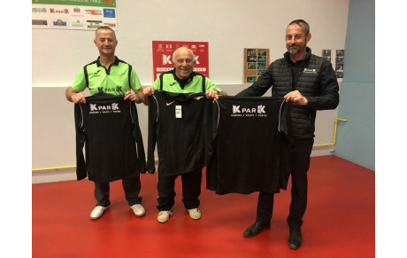 Remise de vestes de survêtement par K par K.